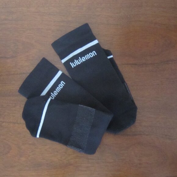 NWOT - 1 pair Girls/ Women's LULULEMON Black Socks Size L - Picture 2 of 6